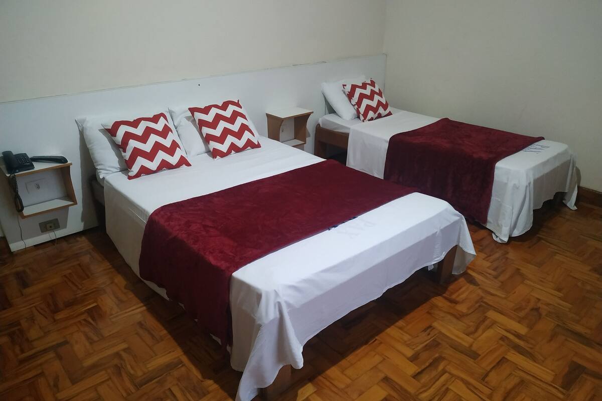 Espacio para trabajar con laptop y cortinas blackout