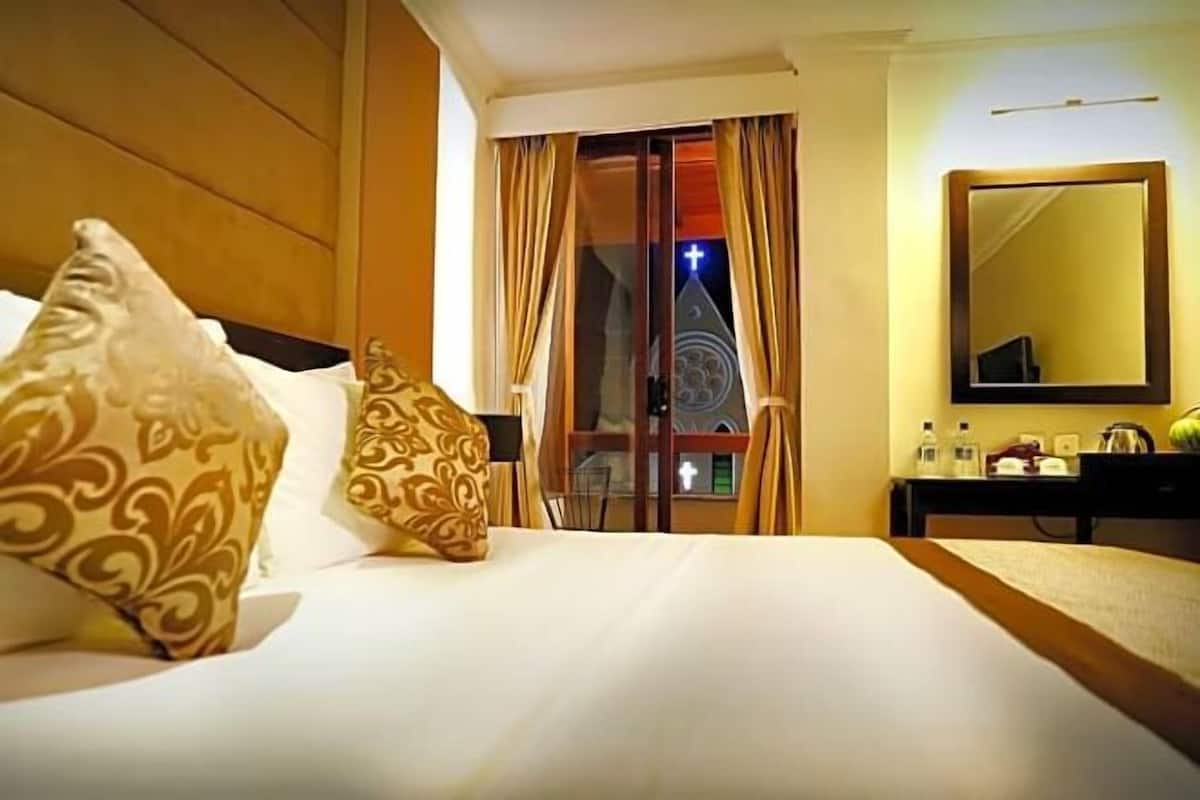 Minibar, in-room safe, desk, blackout curtains