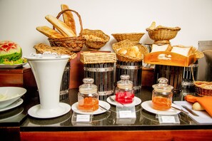 Een buffet met diverse gerechten, manden en toevoegingen.