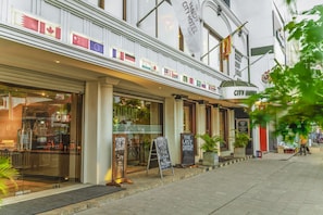 Property entrance - Kandy City Hotel by Earl's (Kandy)