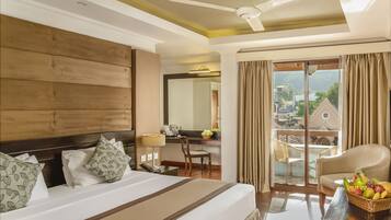 Deluxe Double Room | 1 bedroom, minibar, in-room safe, desk