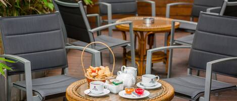 Serveert lunch en diner, internationale gerechten