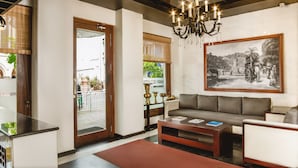 Un moderno vestíbulo de hotel con sofá, mesa de centro y candelabro.