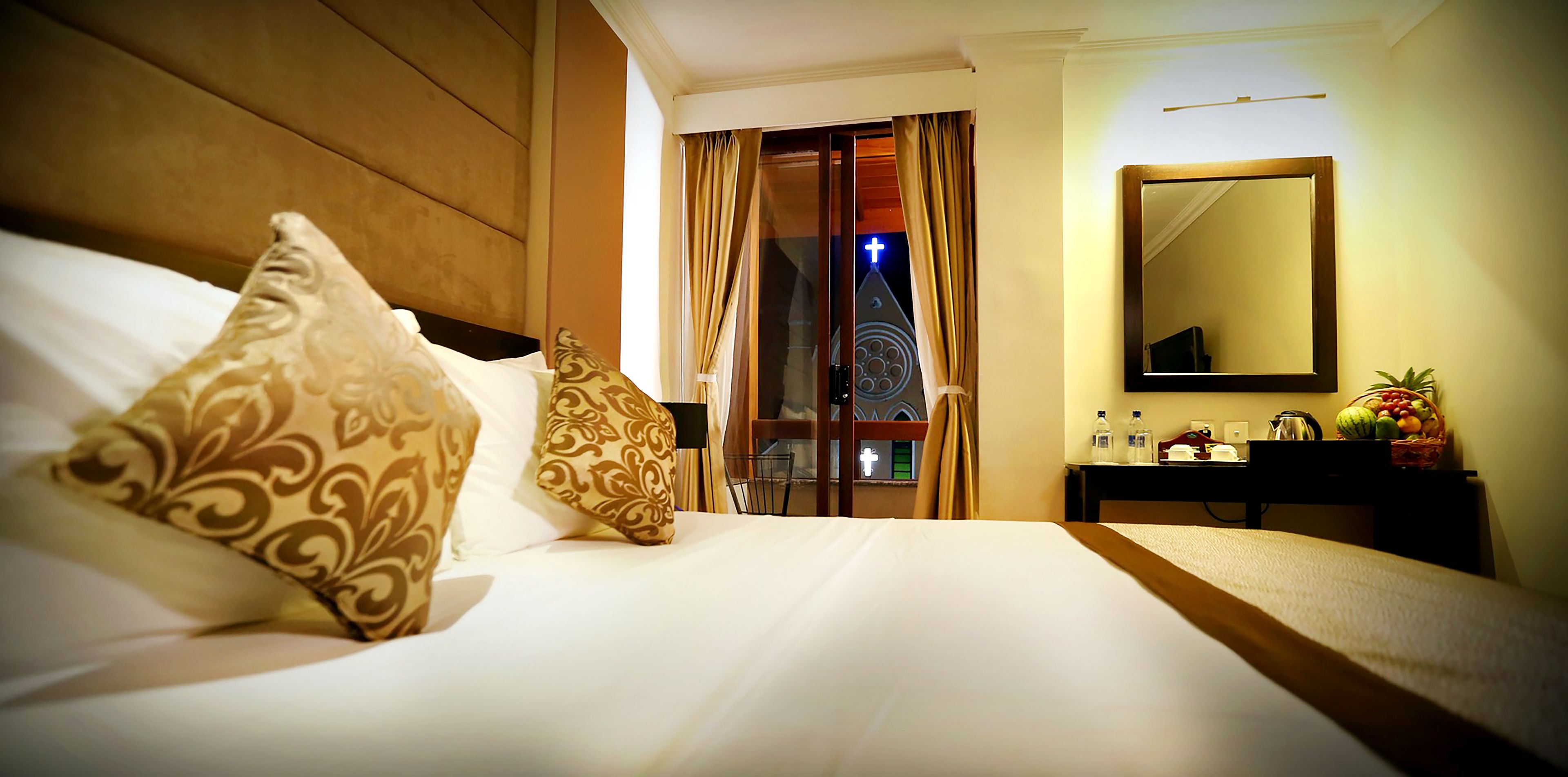 华丽双人房 | 迷你吧、客房内保险箱、办公桌、遮光窗帘