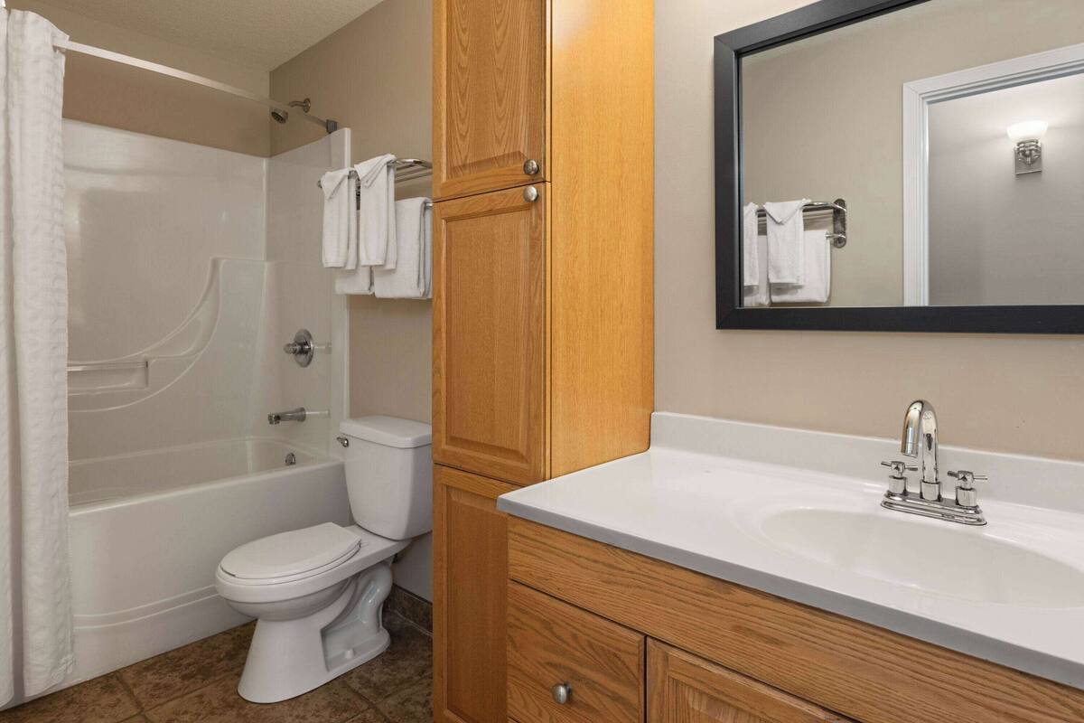 apartment, multiple beds, non smoking (four-bedroom apartment) | bathroom | combined shower/bathtub, free toiletries, hair dryer, towels