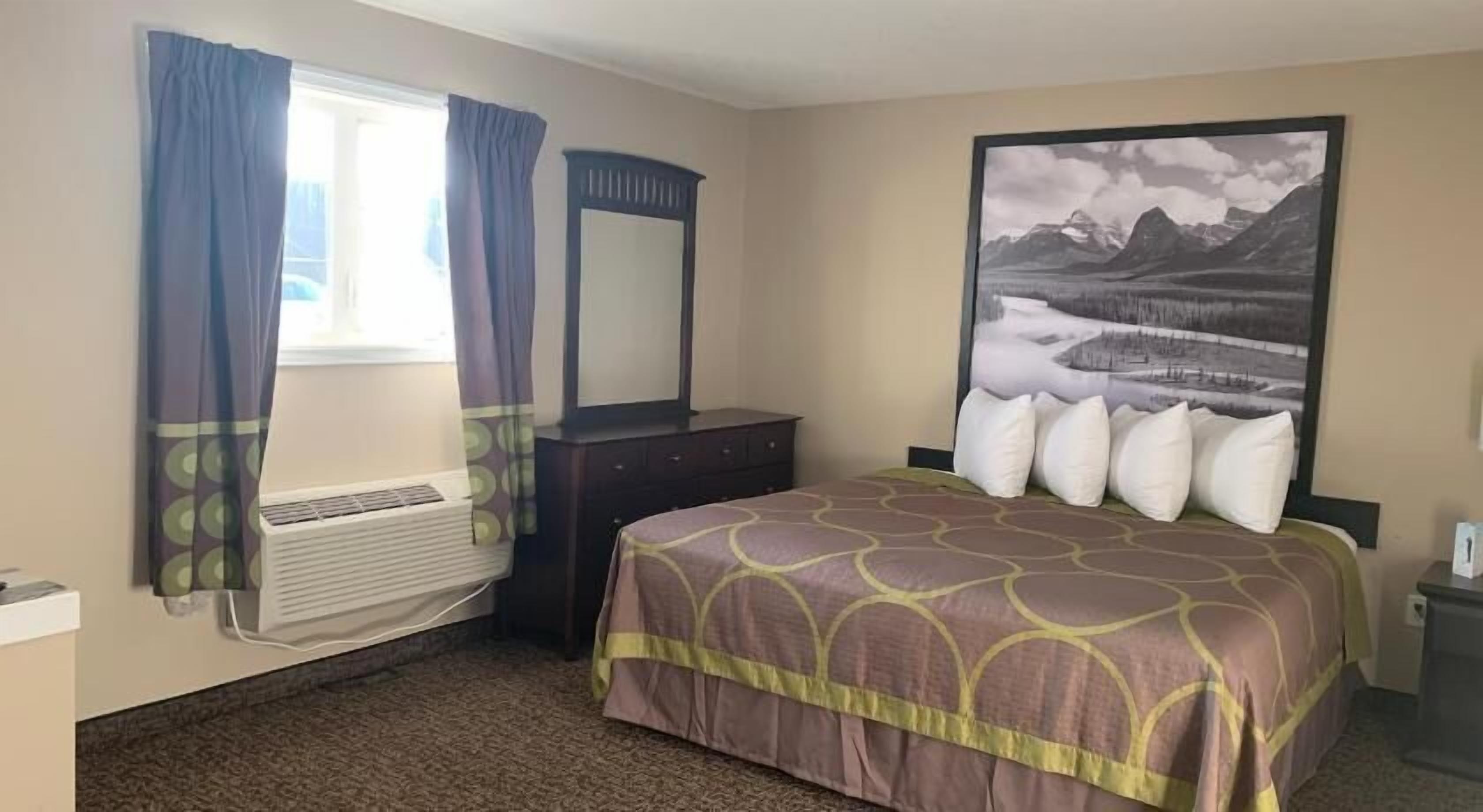 Escritorio, camas supletorias, wifi gratis y ropa de cama