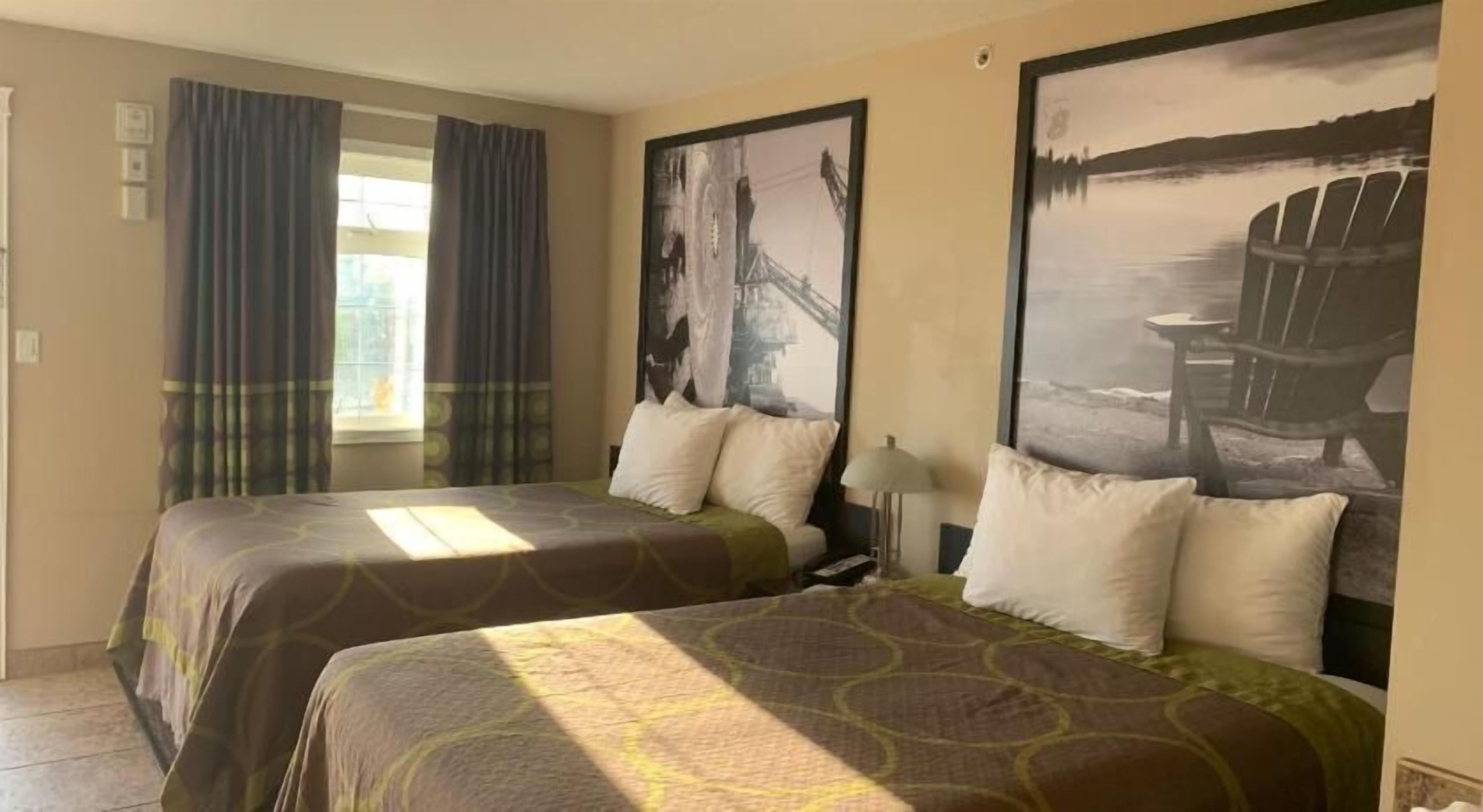 Escritorio, camas supletorias, wifi gratis y ropa de cama