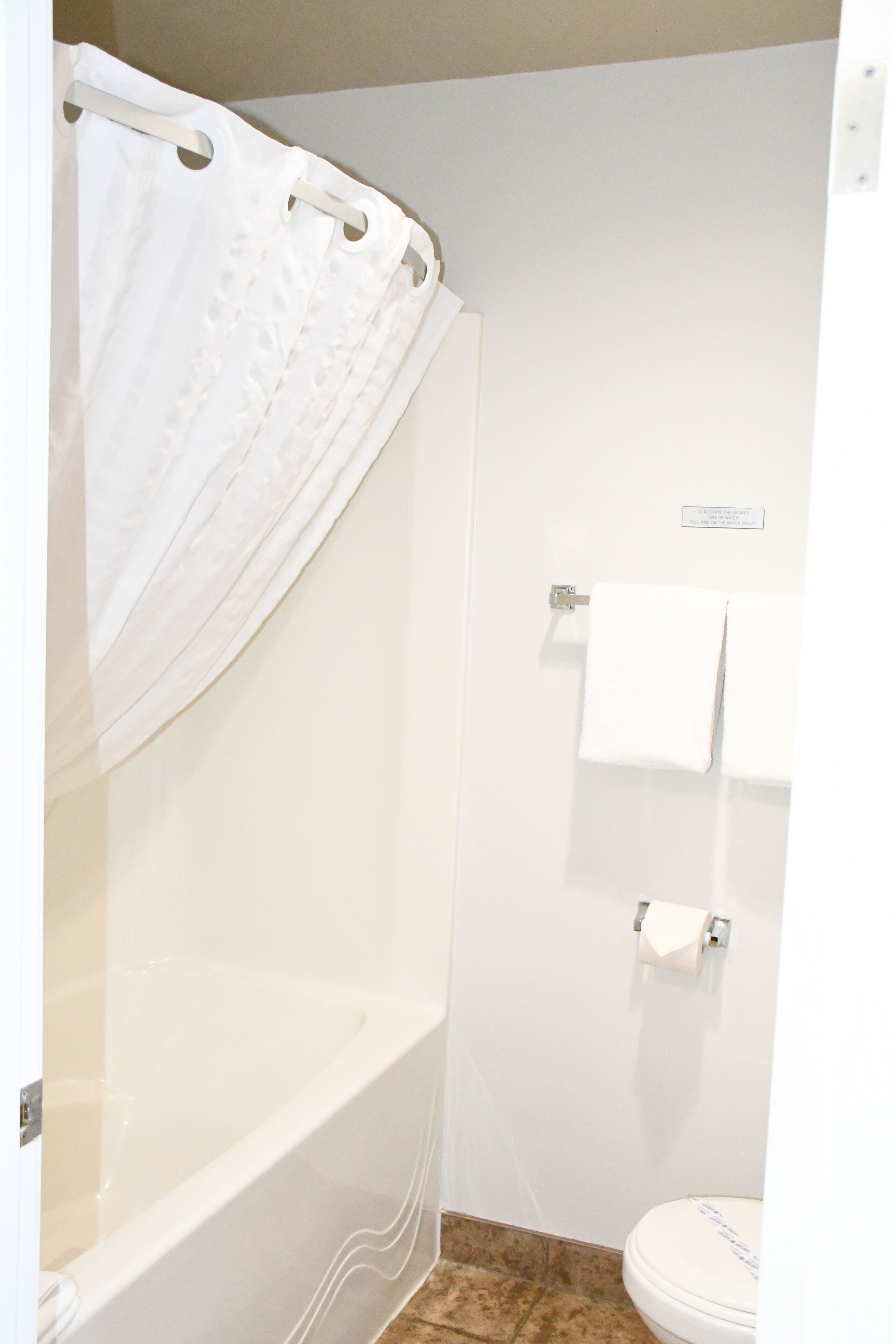 deluxe room, 1 king bed, non smoking | bathroom | combined shower/bathtub, free toiletries, hair dryer, towels