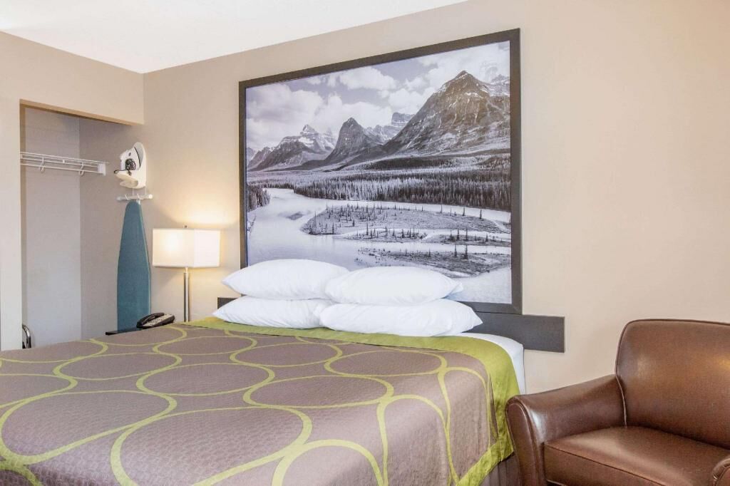 Escritorio, camas supletorias, wifi gratis y ropa de cama