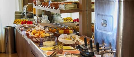 Serveert ontbijt, lunch en diner