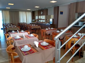 Petit déjeuner, déjeuner et dîner servis sur place