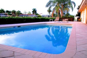Una piscina al aire libre