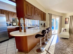 Grand réfrigérateur, micro-ondes, cafetière/bouilloire