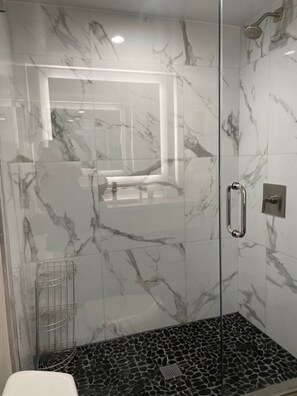 Dusch, gratis toalettartiklar, hårtork och handdukar