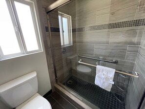 特色開放式套房, 1 間臥室 | 浴室 | 淋浴設備、免費盥洗用品、吹風機、毛巾