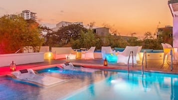 Outdoor pool, open 9:00 AM to 9:00 PM, sun loungers