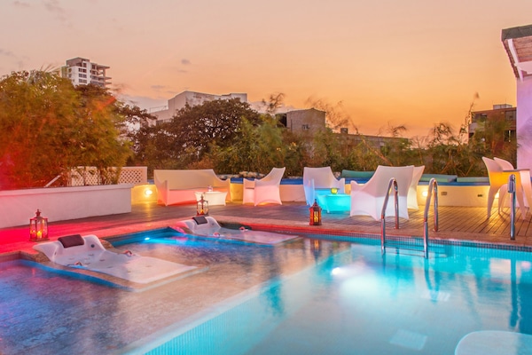 Kolam renang terbuka, kerusi lepak pantai