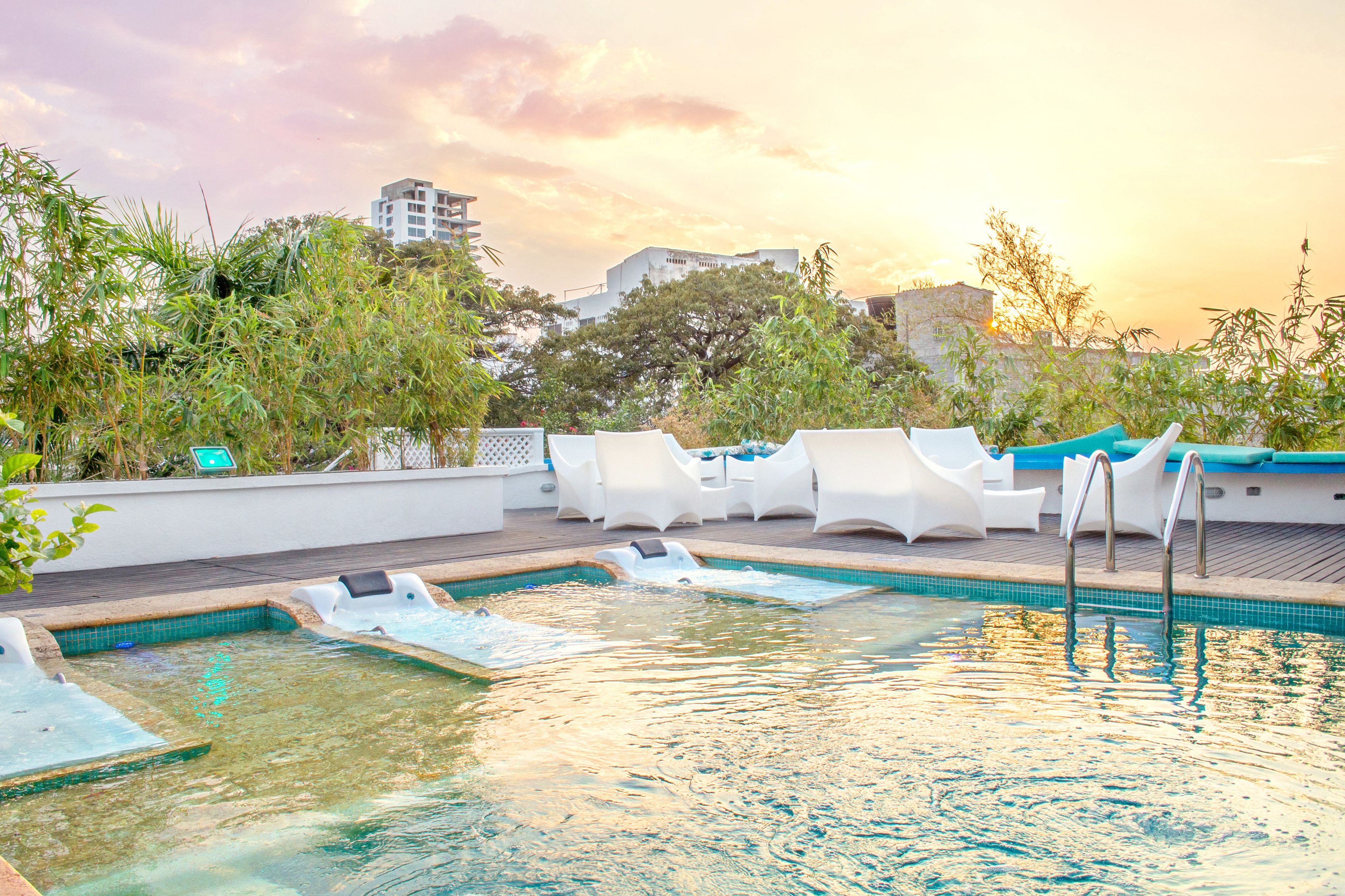 outdoor pool, open 9:00 am to 9:00 pm, pool loungers