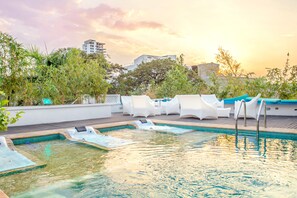 Außenpool, geöffnet von 09:00 Uhr bis 21:00 Uhr, Liegestühle