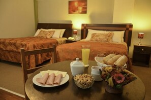 Room service - dining - Hotel Príncipe II (Cusco)