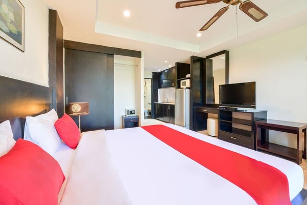 Deluxe Double Room | In-room safe, desk, laptop workspace, blackout drapes