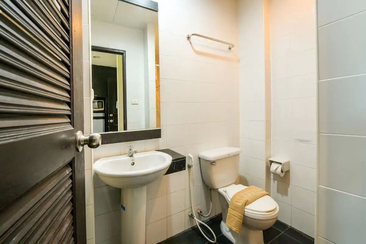 superior double room | bathroom | shower, bidet, towels, soap