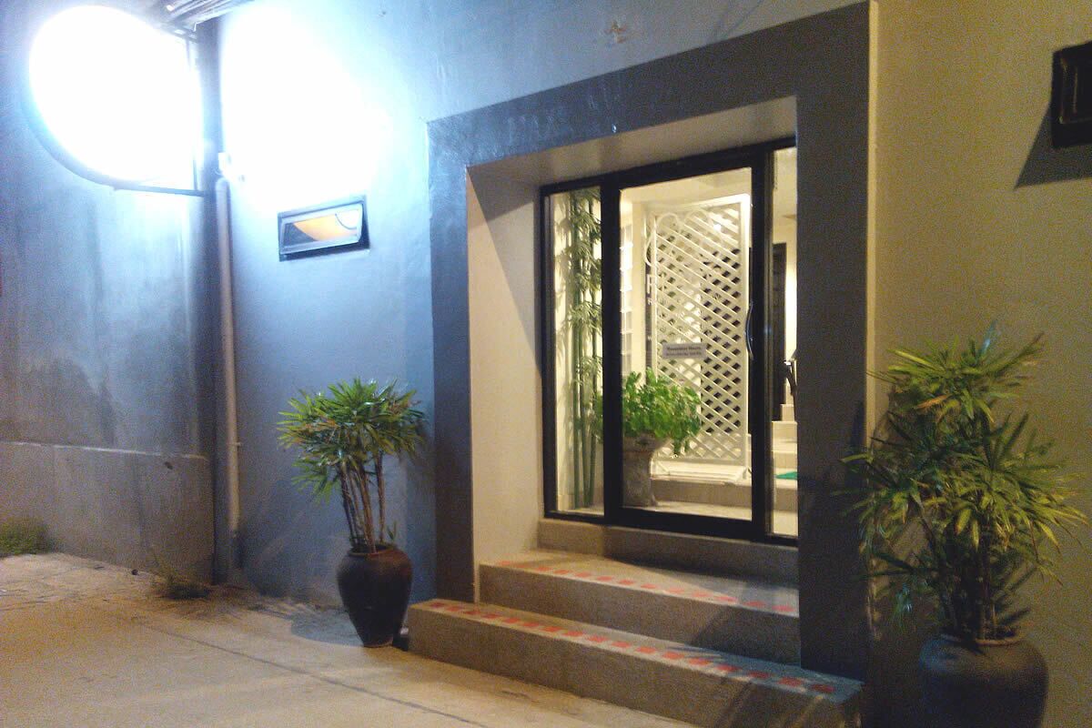 واجهة المنشأة - في المساء/الليل