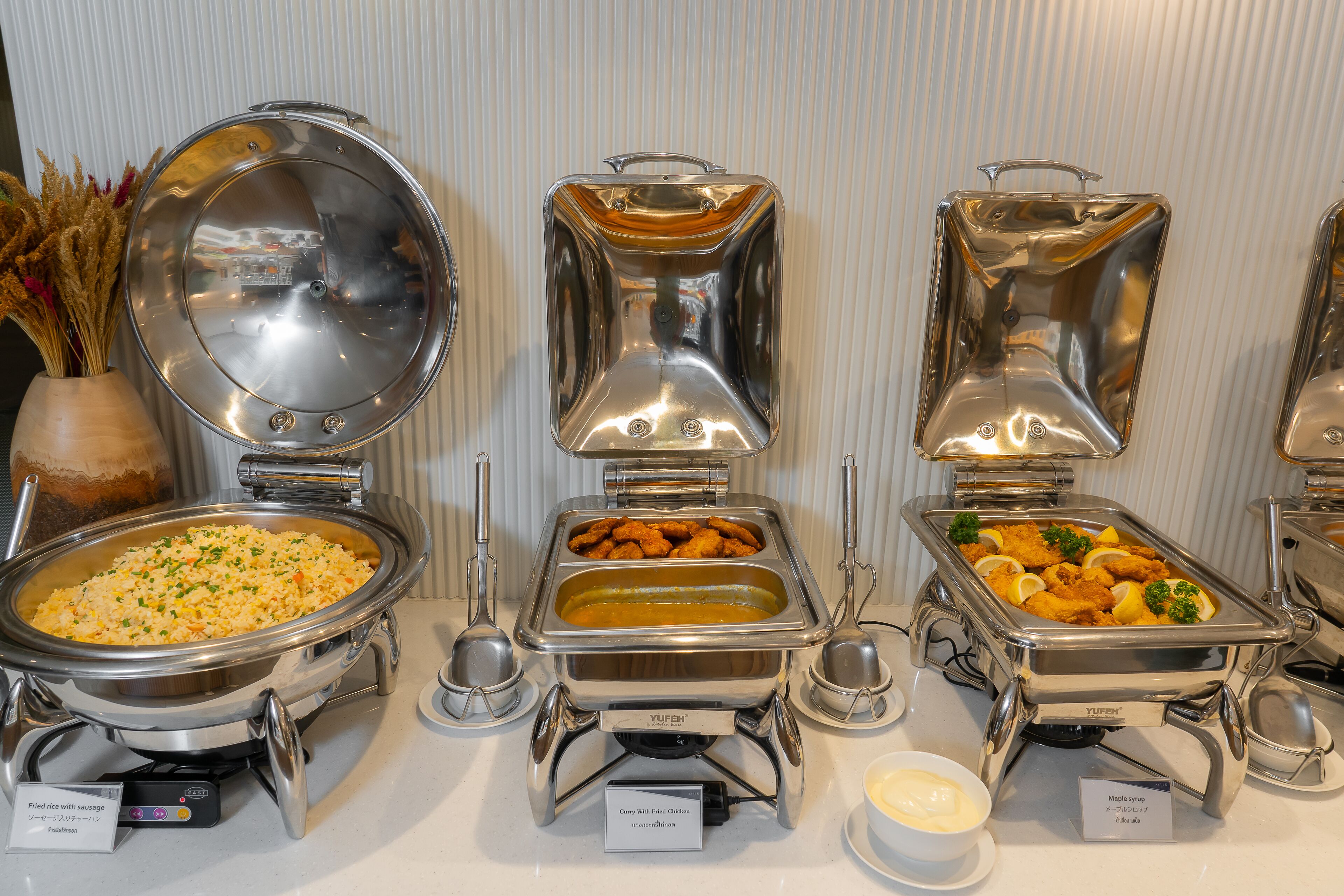 breakfast, lunch, dinner served; international cuisine