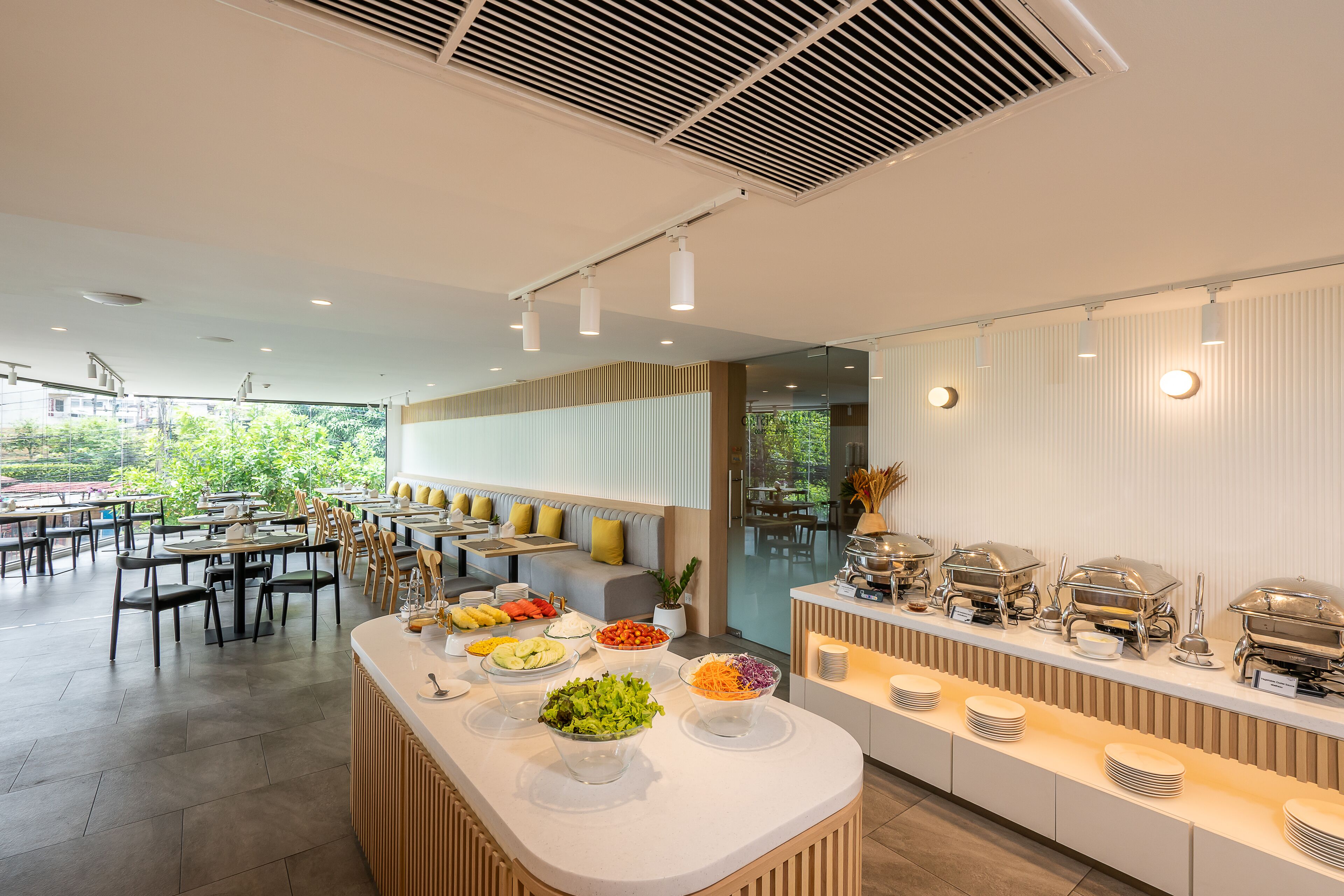 breakfast, lunch, dinner served; international cuisine