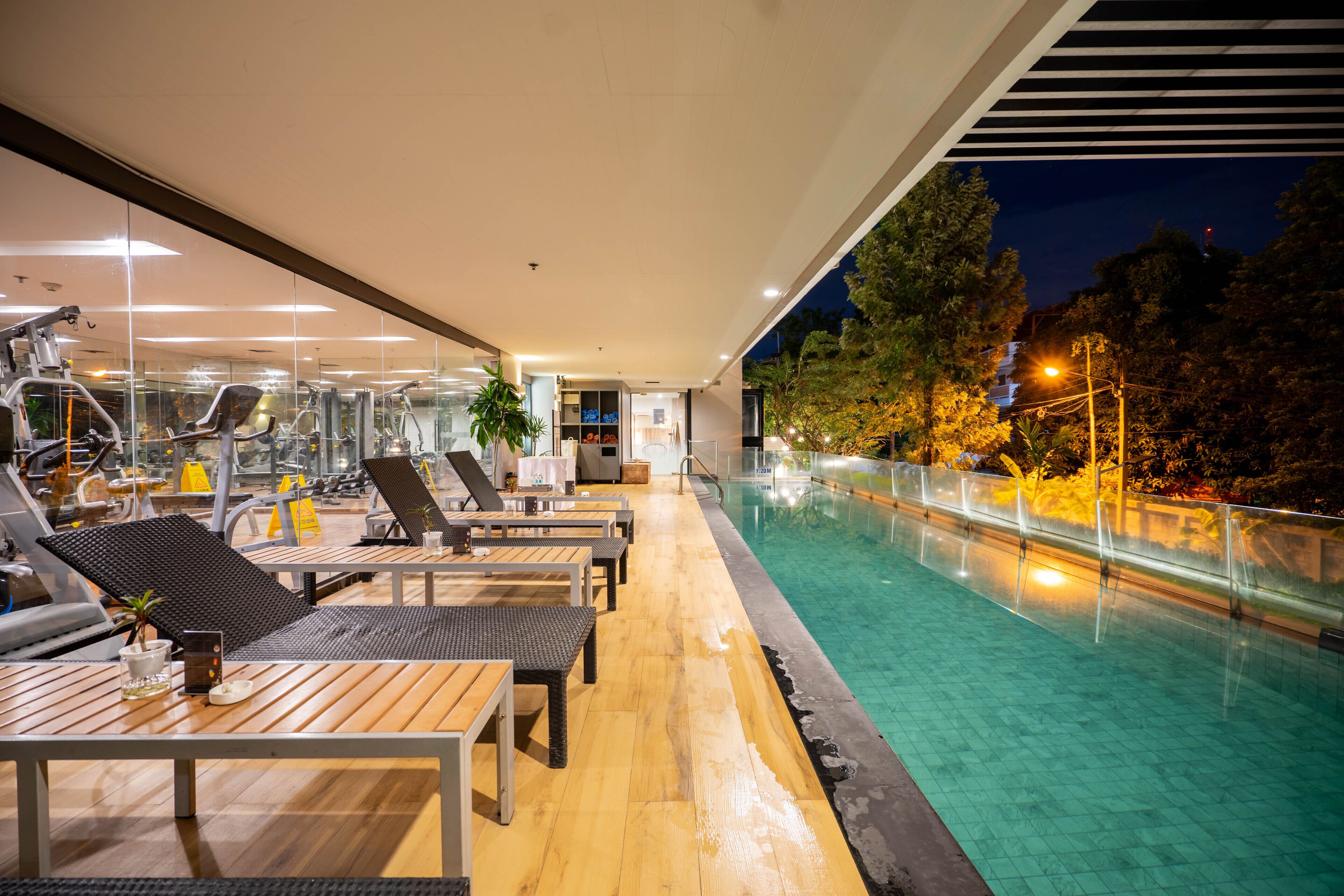 Ulkouima-allas, aurinkotuoleja