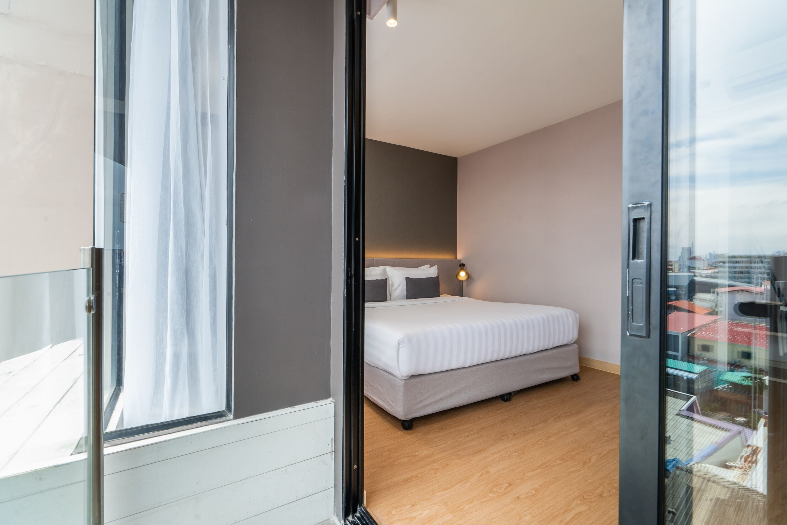 grand corner suite | in-room safe, desk, blackout curtains, free wifi