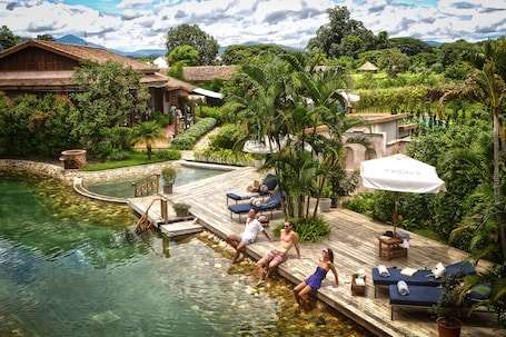 2 piscinas al aire libre, sombrillas, sillones reclinables de piscina. Reverie Siam Resort