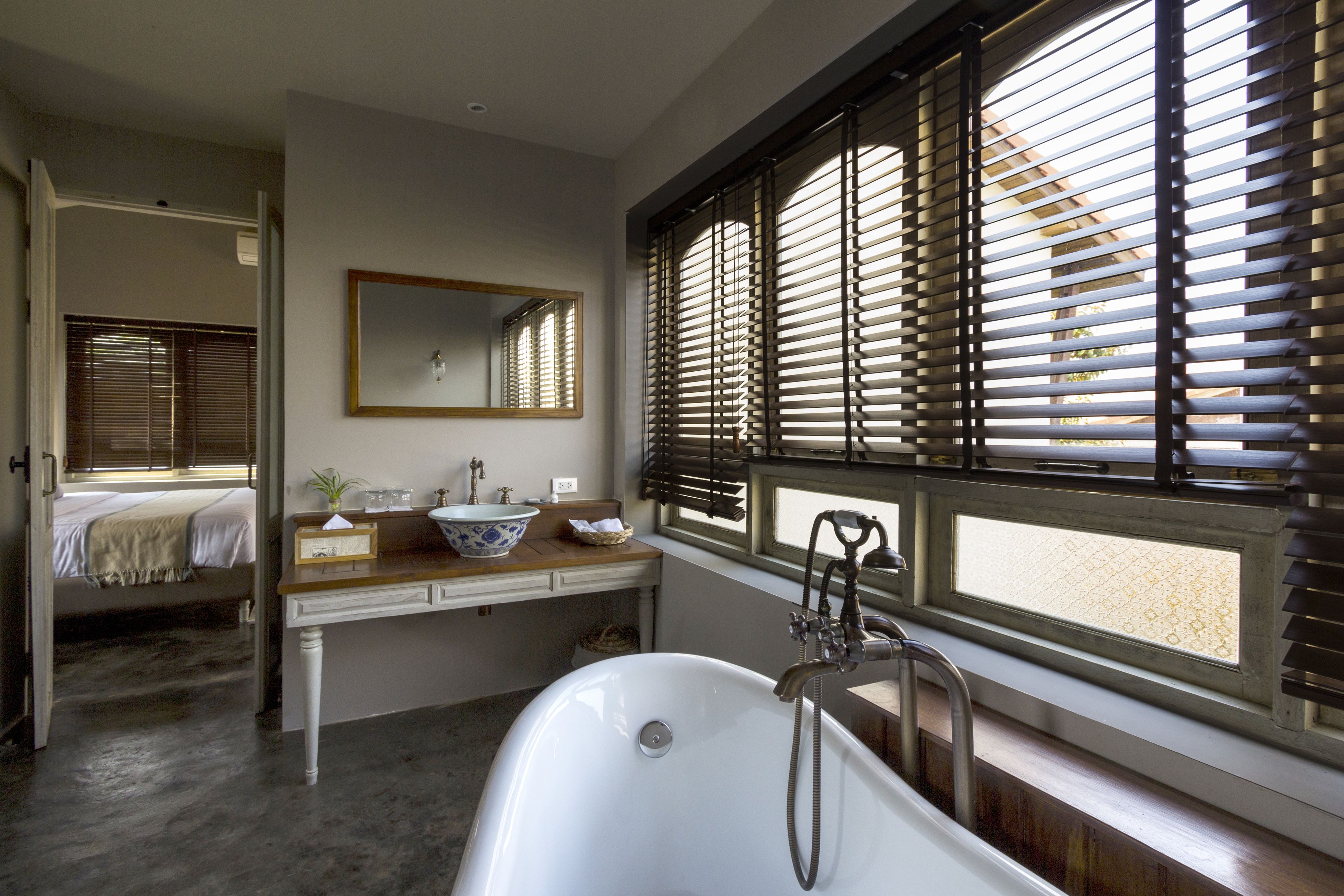 deep-soaking bathtub