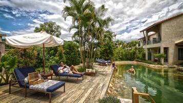 2 piscinas al aire libre (de 08:00 a 20:00), sombrillas, tumbonas