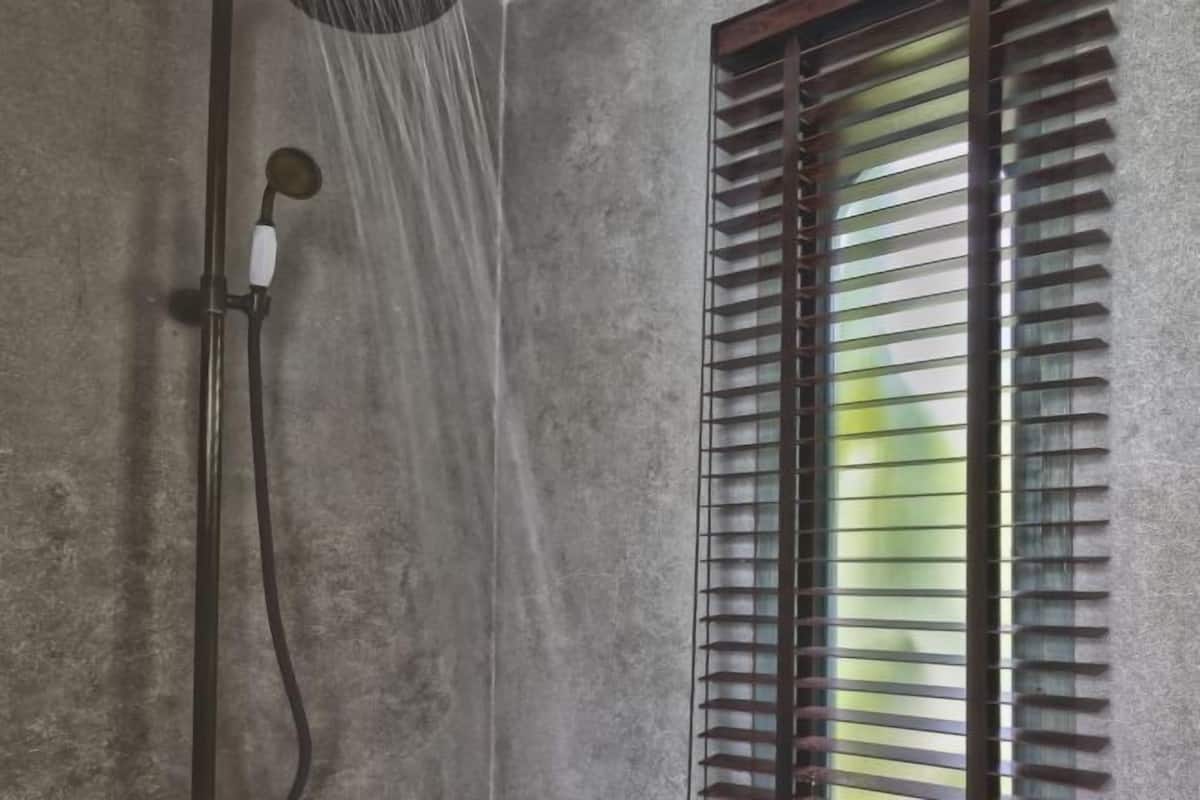 Bathroom | Free toiletries, hair dryer, bathrobes, slippers