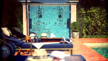 2 AuĂenpools, geöffnet von 08:00 Uhr bis 20:00 Uhr, Sonnenschirme