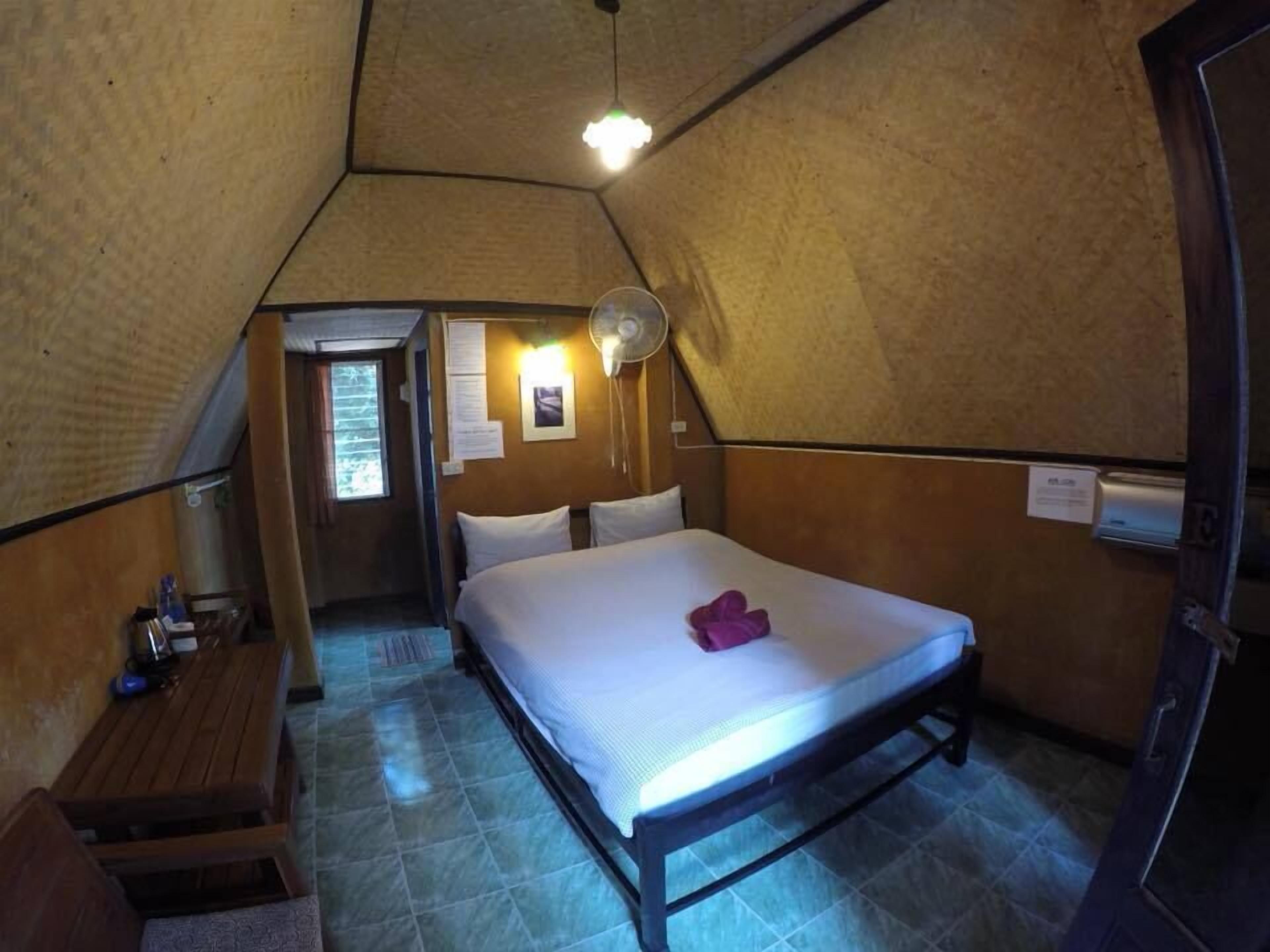 Bungalow AC | Desk, WiFi (free), bed sheets