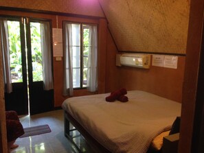Bungalow AC | Desk, free WiFi, bed sheets - Breeze of Pai Guesthouse (Pai)