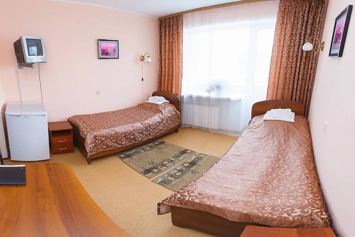Standard Twin Room | Peti besi dalam bilik, meja, seterika/papan seterika, Wi-fi percuma
