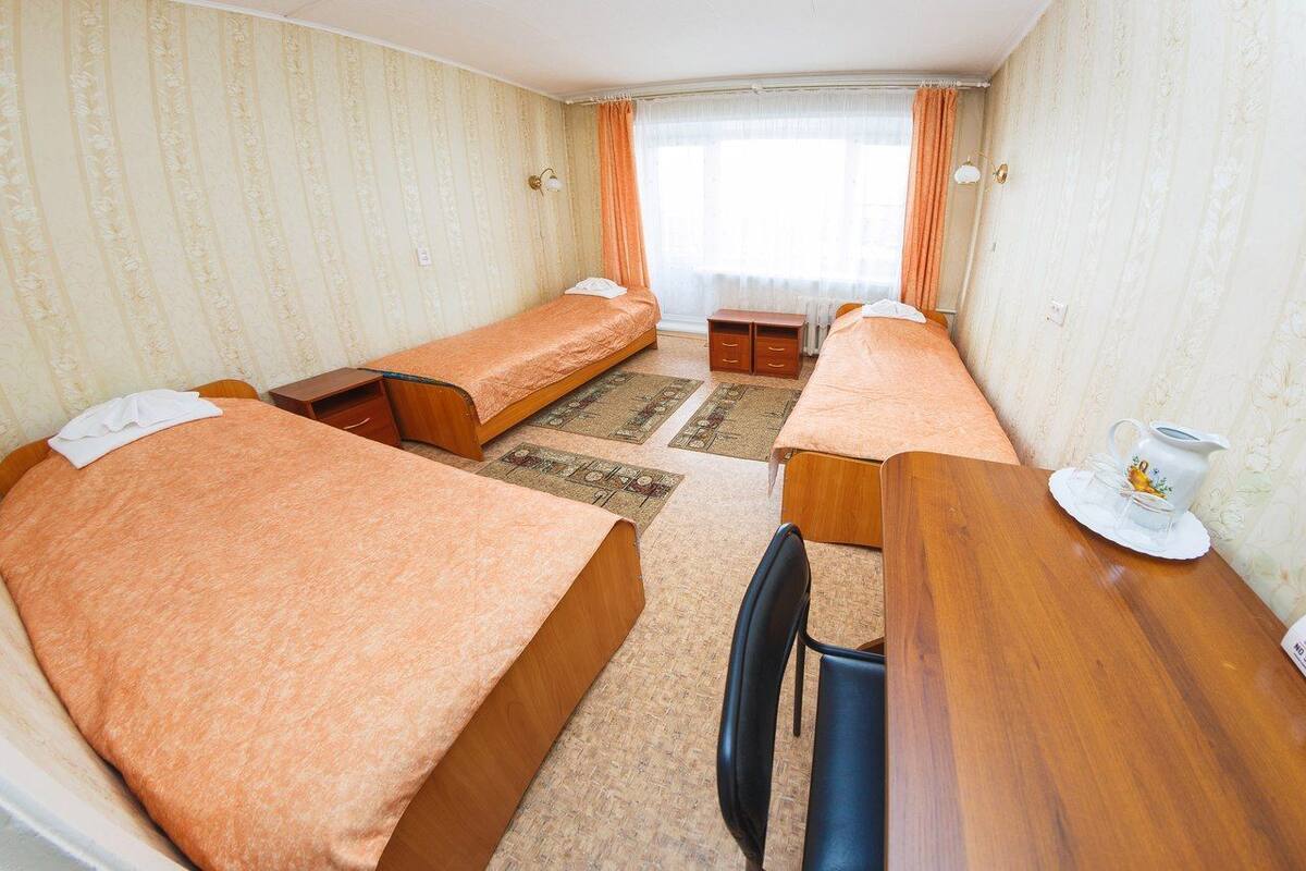 Standard Triple Room | Peti besi dalam bilik, meja, seterika/papan seterika, Wi-fi percuma