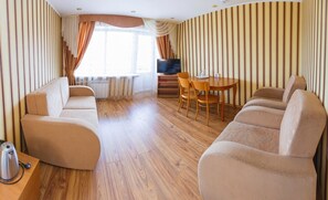 Brankas, meja kerja, setrika/meja setrika, dan Wi-Fi gratis