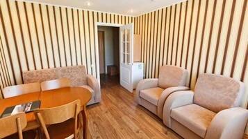 Suite, 1 chambre | Salle de séjour | Télévision