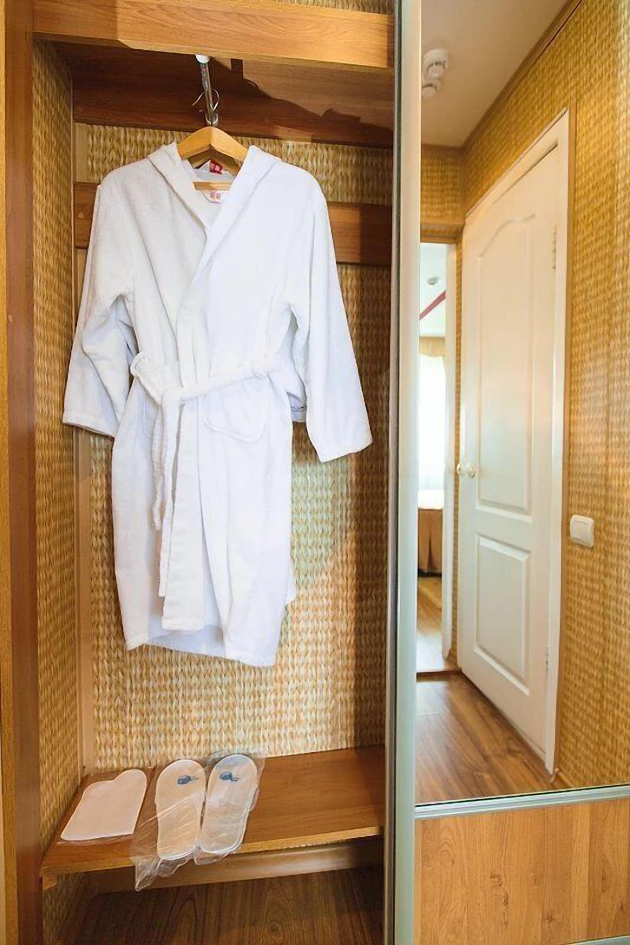 Suite, 1 Bedroom | Kemudahan bilik mandi | Pancuran mandi, kelengkapan dandanan diri percuma, selipar 