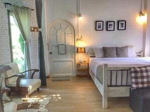 Romance Home | Schreibtisch, Verdunkelungsvorhänge, Zustellbetten, kostenloses WLAN