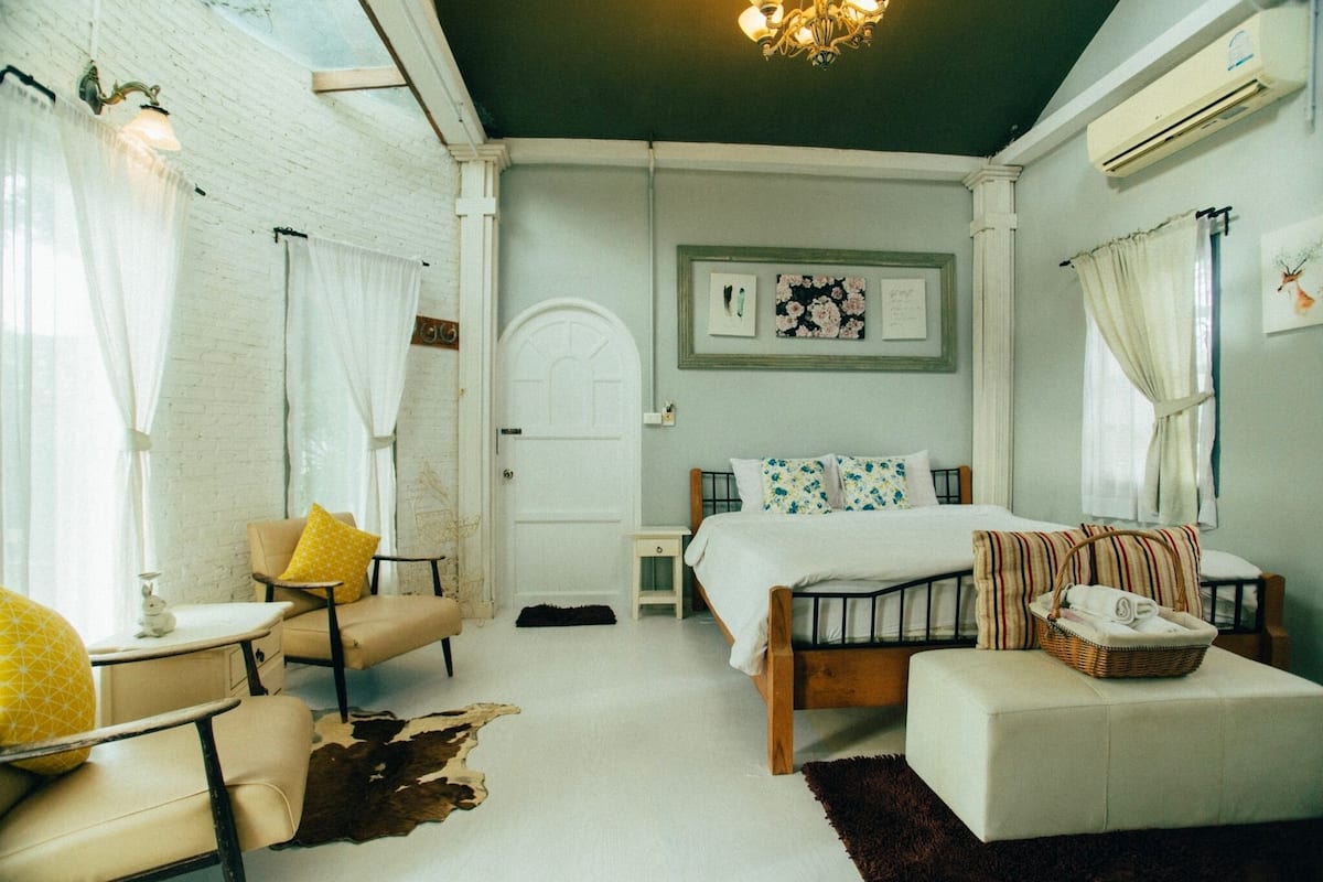 Romance Home | Desk, blackout curtains, rollaway beds, free WiFi