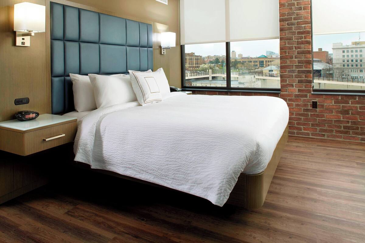 Suite, 1 habitación | Escritorio, espacio para trabajar con laptop y cortinas blackout