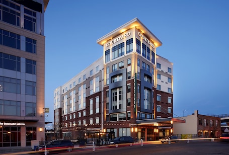 住宿正面 - 傍晚/夜晚