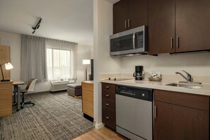 Fridge, microwave, stovetop, dishwasher