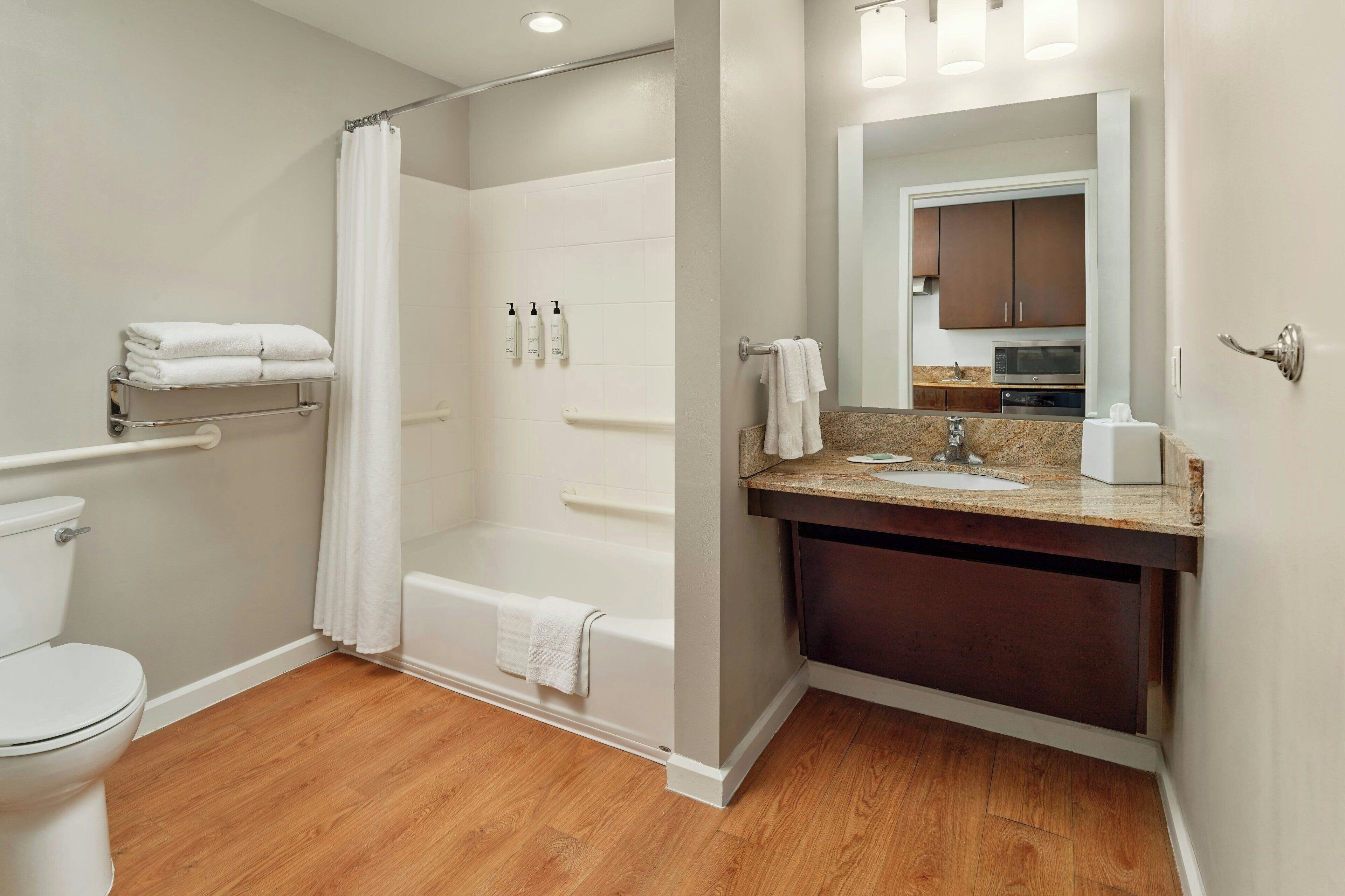 Une salle de bain moderne équipée d’une douche, de toilettes et d’un lavabo.