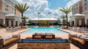 Una piscina al aire libre, una piscina climatizada